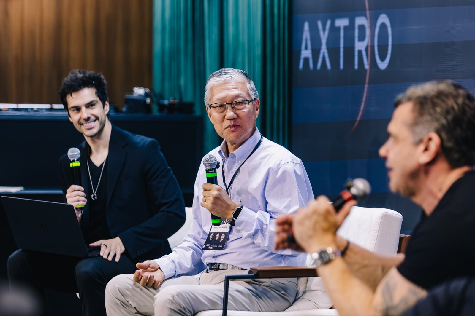 Mauro Akio Sakano palestrando no evento AXTRO